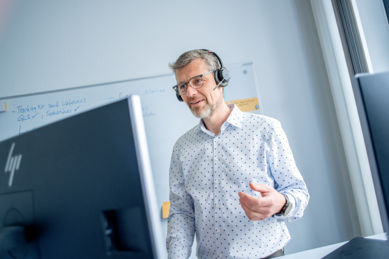 Mood teaser - Masterflex sales staff on the phone